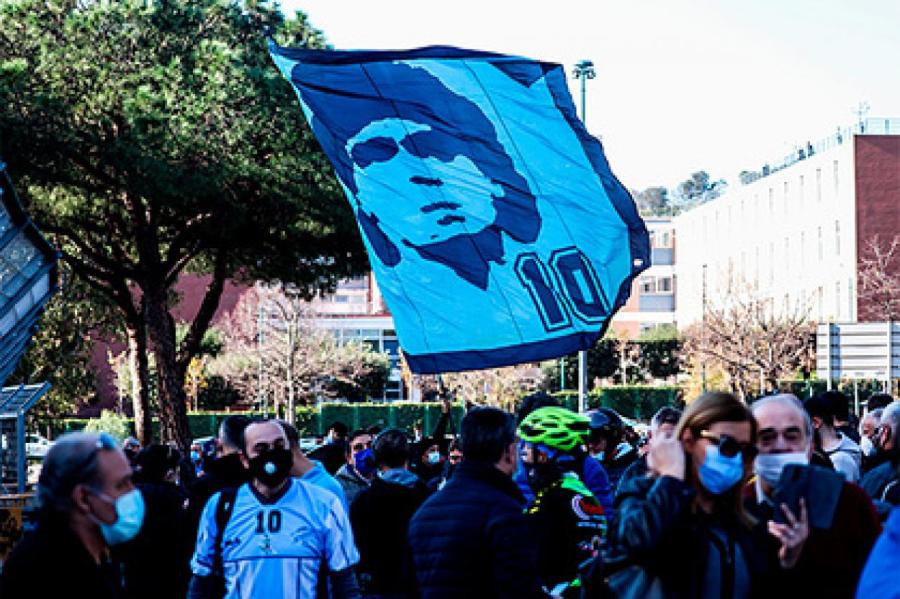 Тысячи аргентинцев отправились на прощание с Марадоной вопреки пандемии