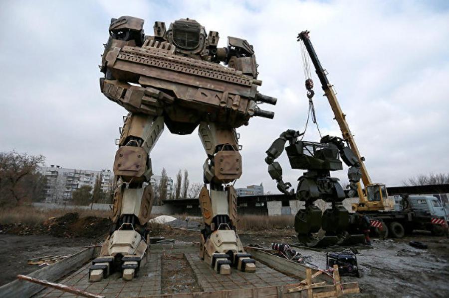 В донецком автосервисе собирают гигантских роботов (ФОТО)