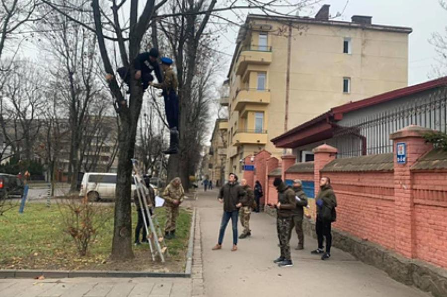 «Виноваты» На Украине возле российского генконсульства повесили чучело «москаля»