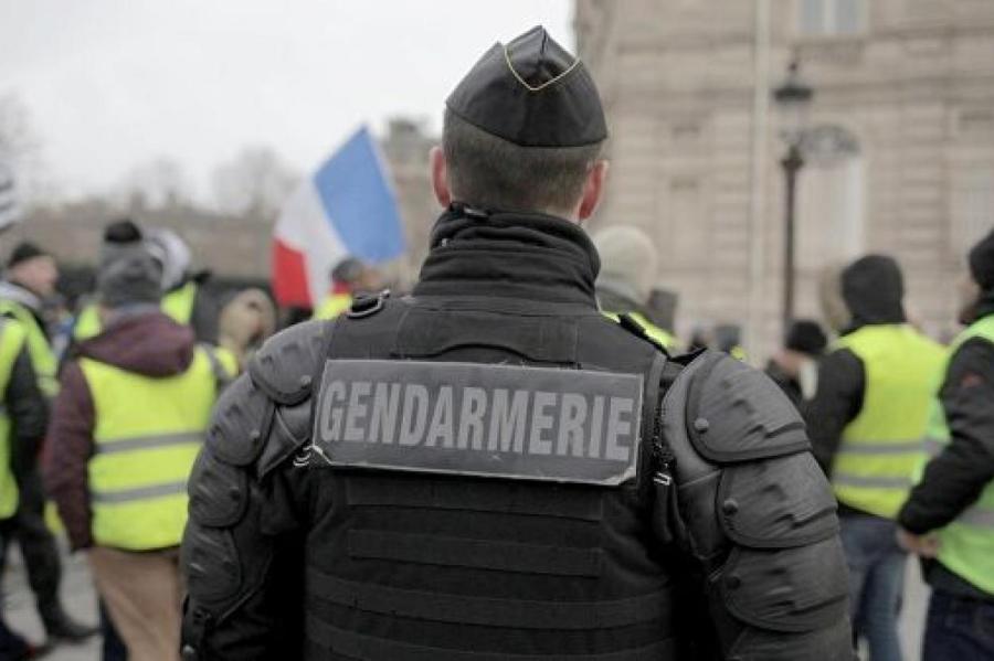 В ходе протестов во Франции пострадали десятки полицейских