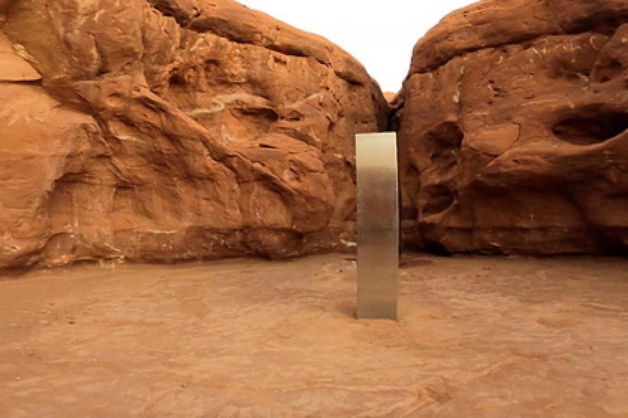 Обнаруженный в пустыне загадочный металлический монумент исчез