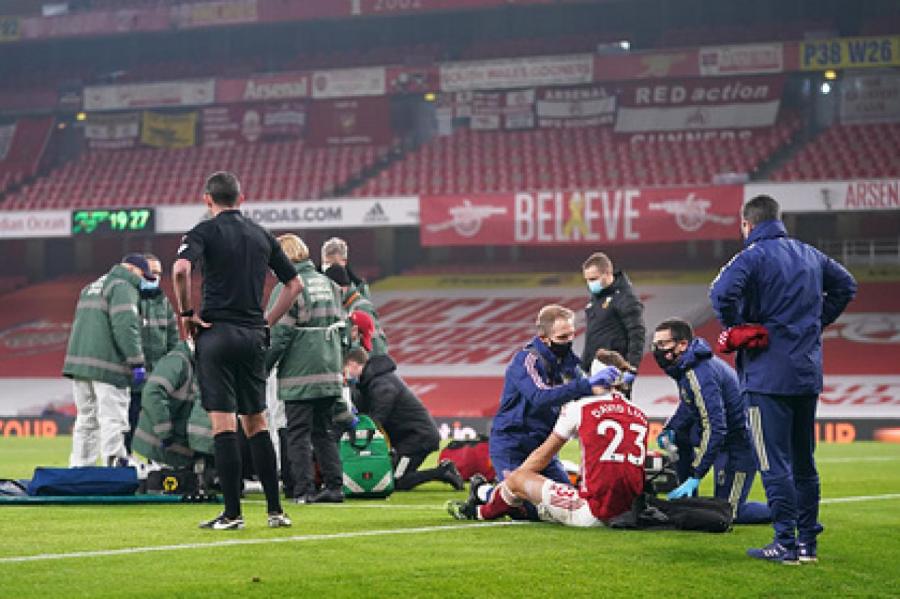 Футболиста унесли с поля без сознания во время матча АПЛ