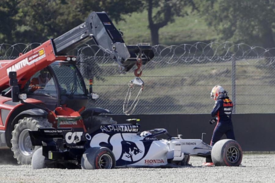 Гонка «Формулы-1» остановлена после столкновения пилота с российским гонщиком