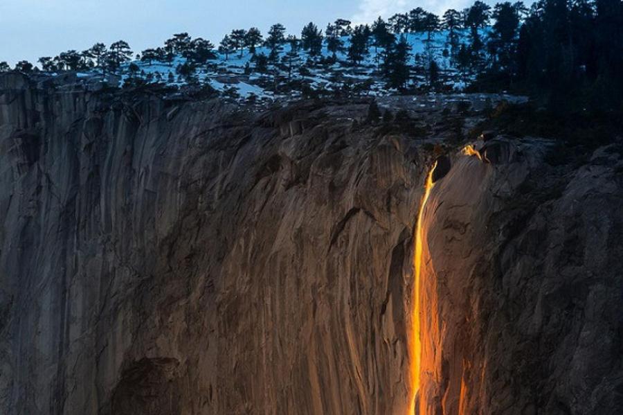Водопад, который превращается в «огненный» поток