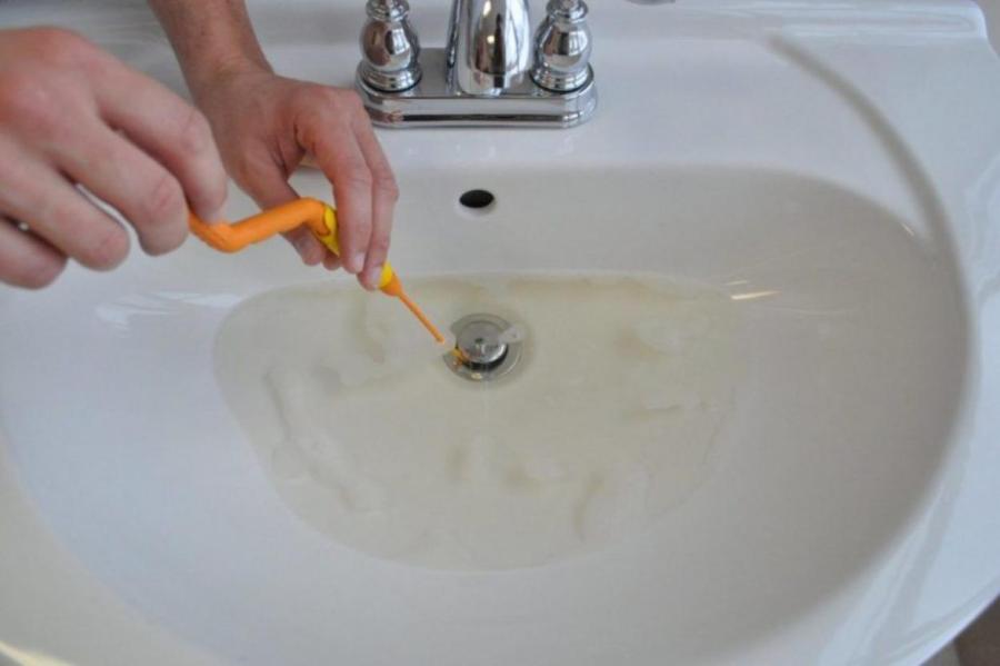 Как очистить засорившуюся раковину, если не уходит вода?