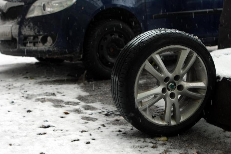 С сегодняшнего дня автомобили должны быть оснащены зимними шинами