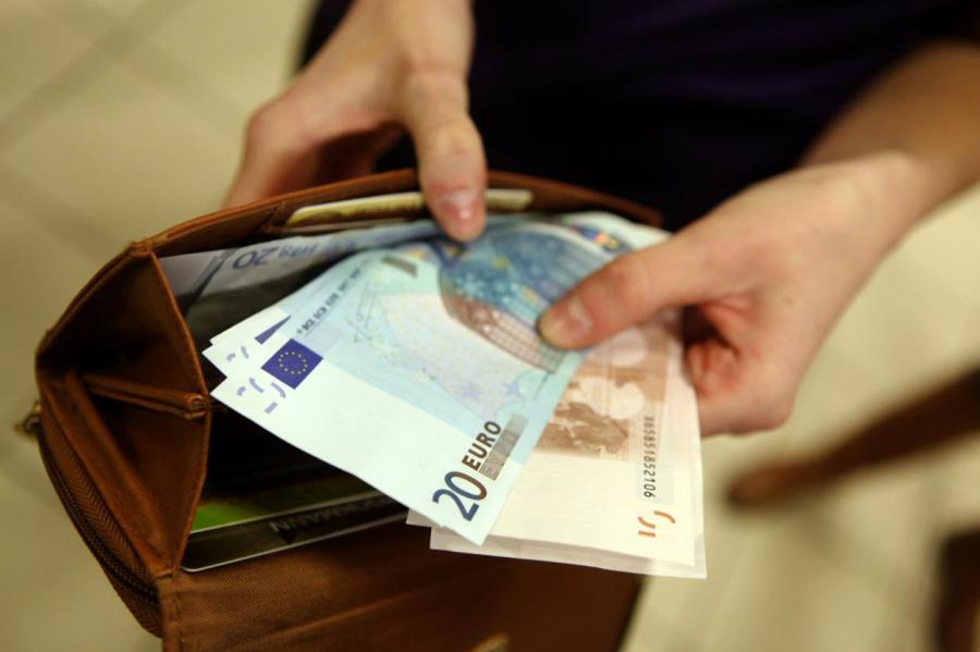 Антирекорд Латвии: наименьшая средняя зарплата среди стран Балтии (ГРАФИК)