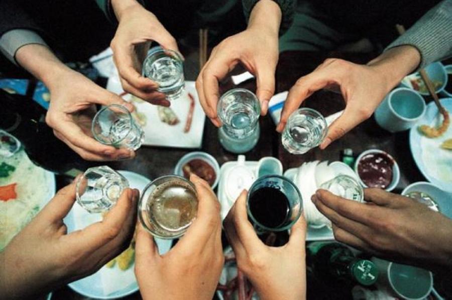 Главный инфекционист - употребление алкоголя может способствовать социализации