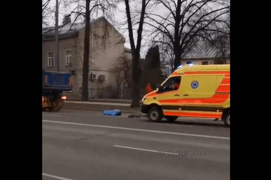 Трагическая авария в Риге: грузовик переехал женщину у стройплощадки "Lidl"
