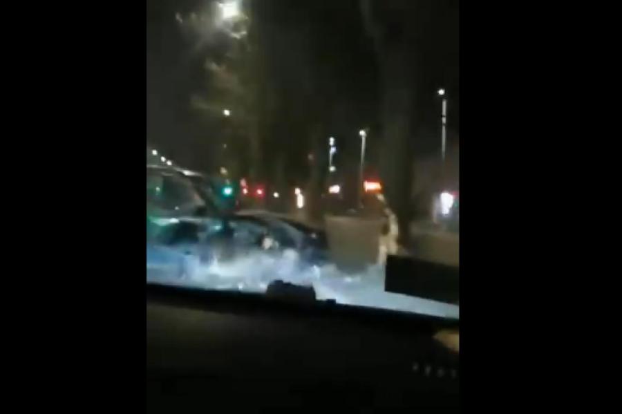 Пьяная встреча автомобиля и дерева на улице Бривибас попала на видео