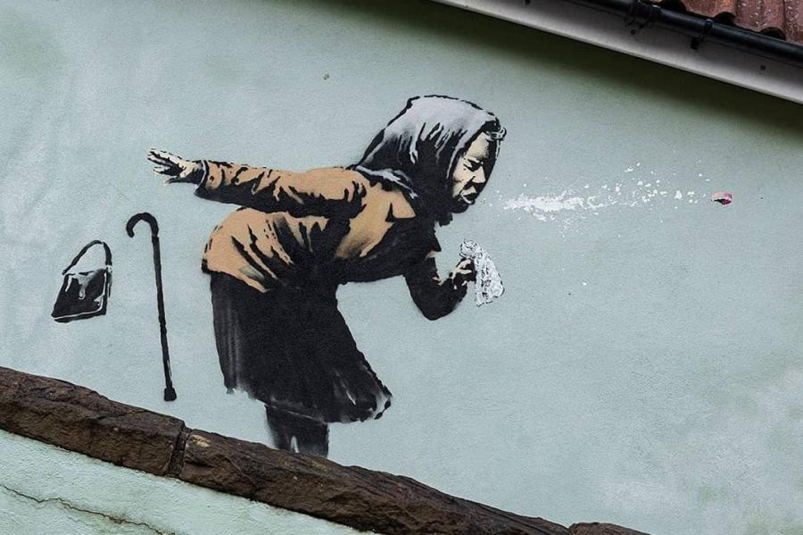 Чихающая бабушка стала героиней нового граффити Бэнкси