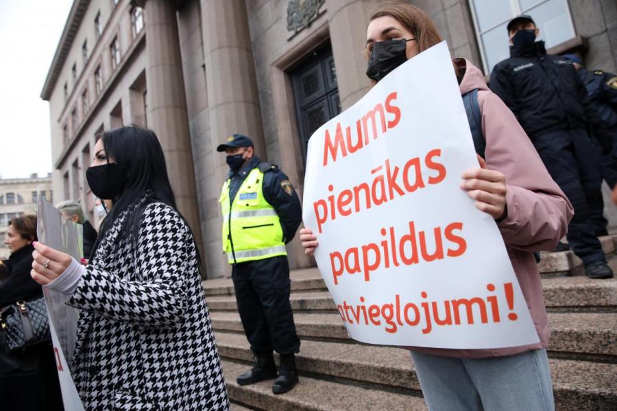 «Хотим выжить!» Работники туротрасли Латвии призвали к участию в пикете