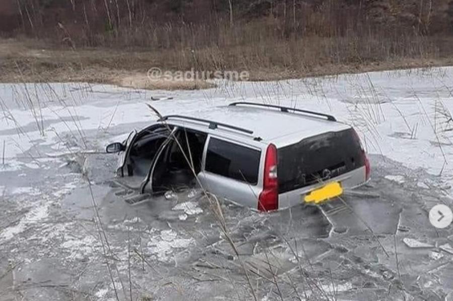 ФОТО: попытка покататься по льду на машине закончилась печально