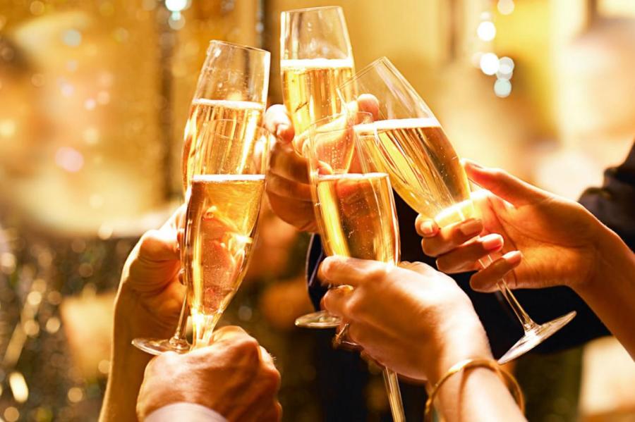 Откуда пошла традиция открывать на Новый год шампанское