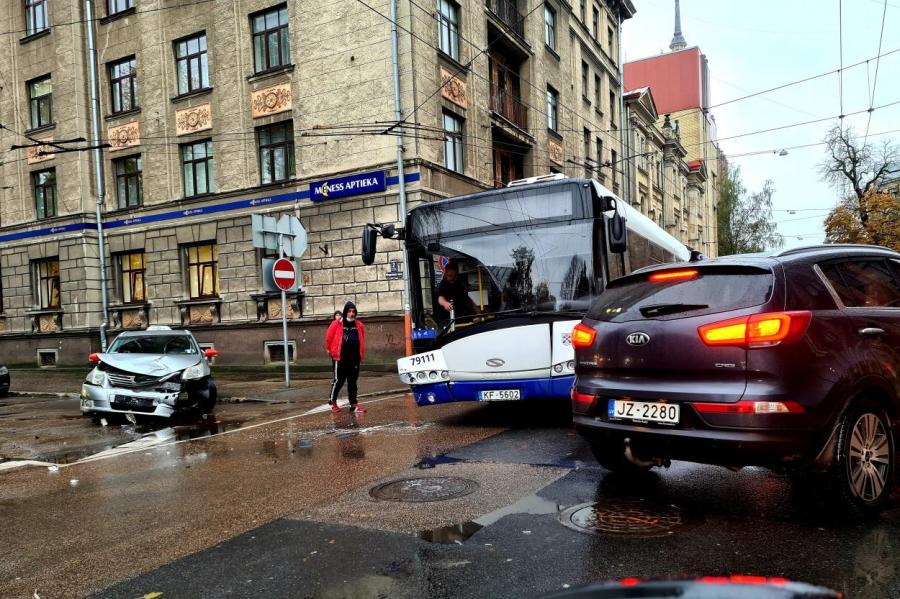 Очевидец: сколько можно массово бить автобусы Rīgas satiksme? (+ ФОТО)