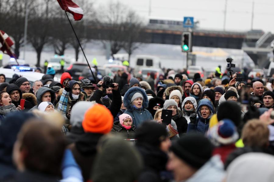 «Протестные акции показали — жители Латвии дошли до точки кипения»