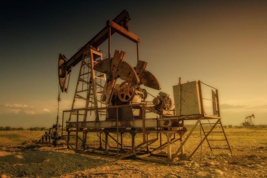 Миру предсказали миллионы баррелей лишней нефти