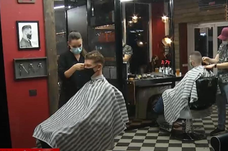 Спешка перед запретом: парикмахеры работают до ночи, чтобы успеть обслужить всех
