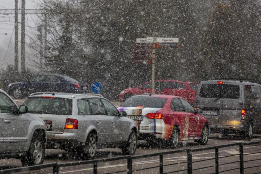 Спасатели предупреждают о сильном снегопаде и сложной обстановке на дорогах