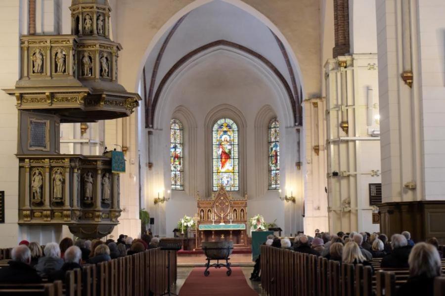Минюст Латвии напомнил о том, сколько людей может находиться в церкви