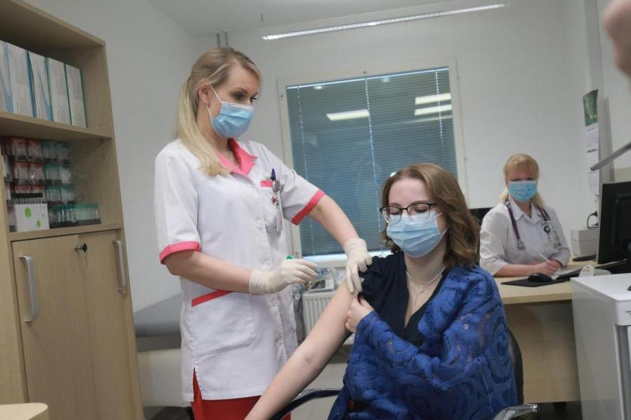 ВИДЕО: в Эстонии вакцинировался первый человек – врач Елена Розинко