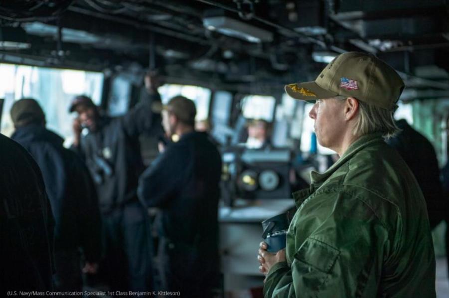 В ВМС США командиром авианосца впервые назначена женщина