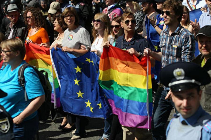 Прогресс по-европейски: ЛГБТ-семьи в Украине уже юридически оформляют отношения