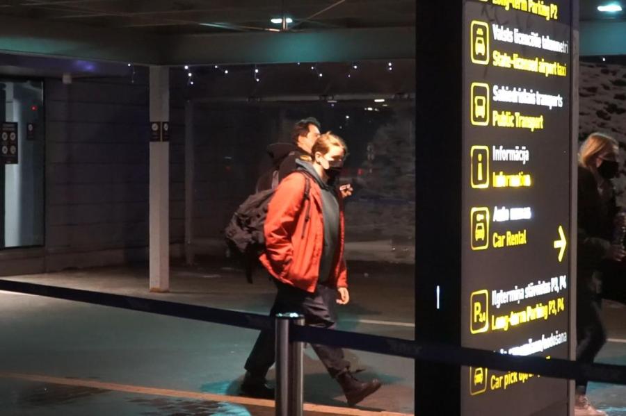 Полиция встретила в аэропорту «Рига» людей, эвакуированных из Лондона (ВИДЕО)