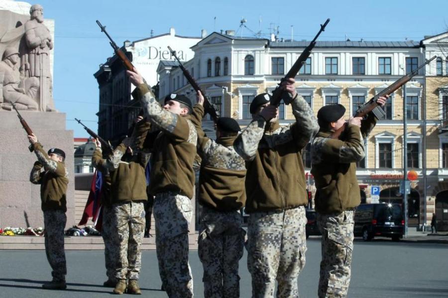 Комендантский час: на улицы и дороги Латвии выводится армия
