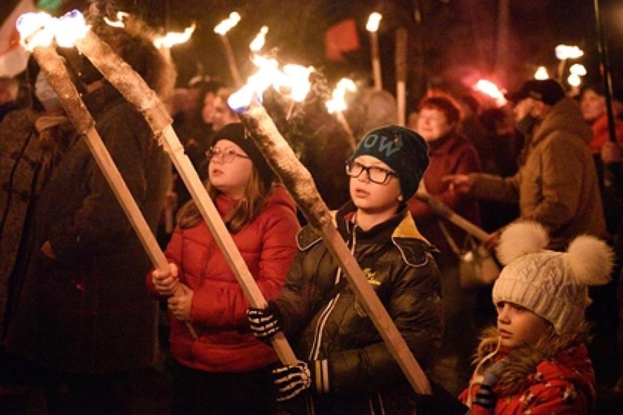 В Киеве прошло массовое шествие с факелами в честь Бандеры
