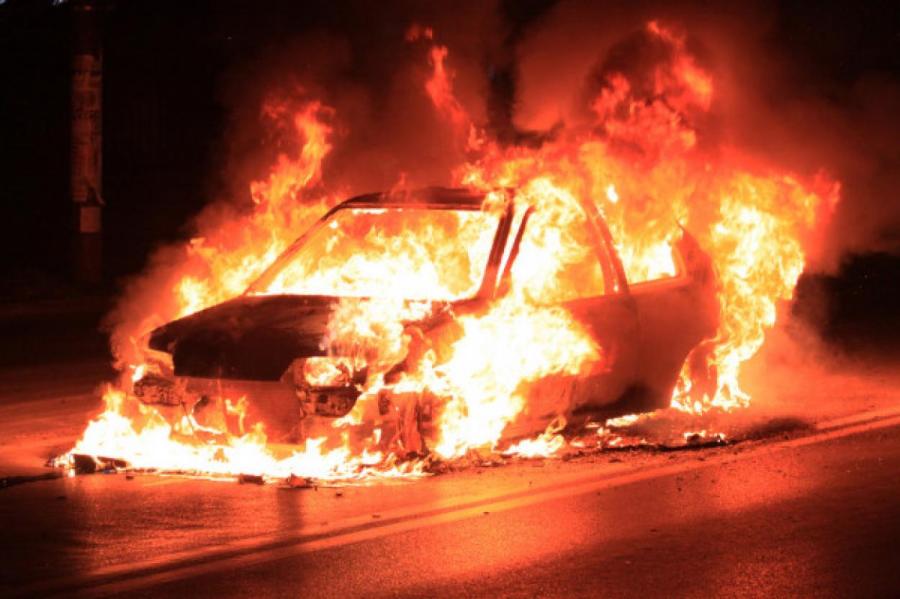 Во Франции по традиции сожгли сотни машин в Новый год