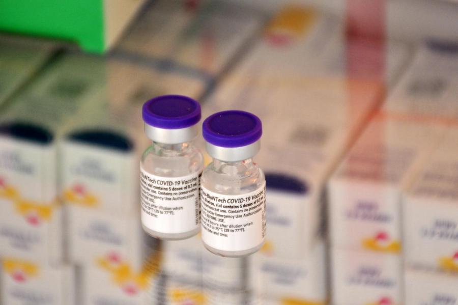 Прибывшие в Латвию вакцины Pfizer и BioNTech хранятся в банке крови