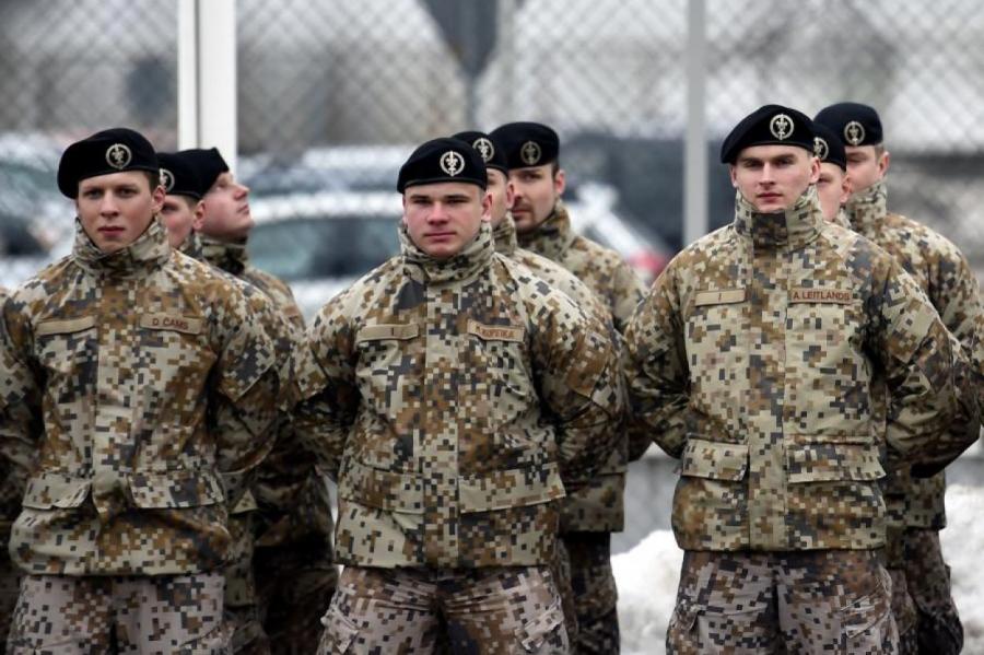 Стало известно, сколько солдат вывел из строя в Латвии Covid-19