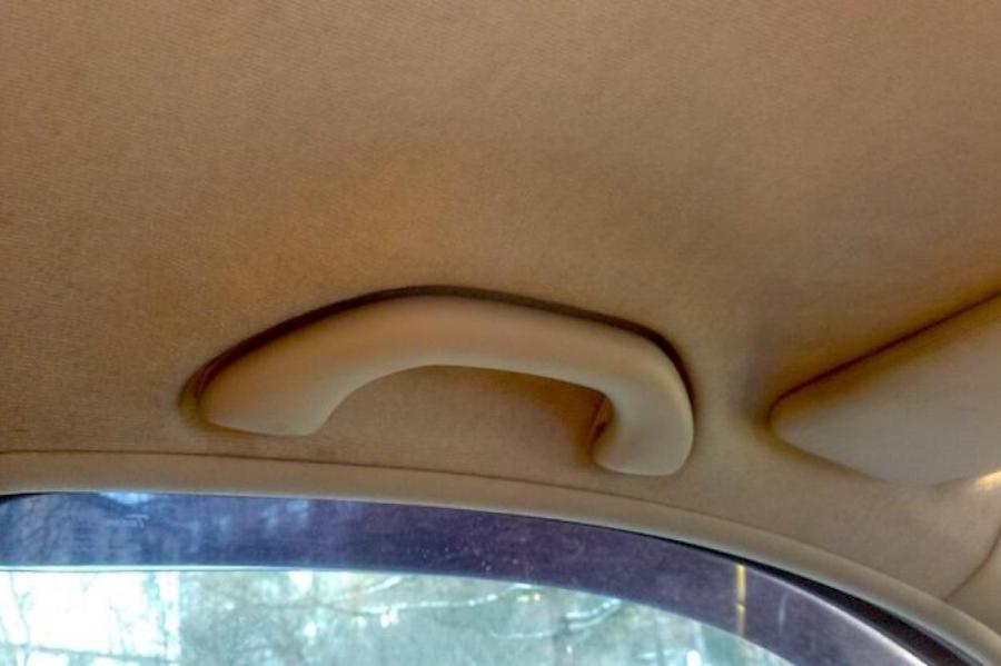 Раскрыта причина установки в машине ручки на потолке со стороны водителя