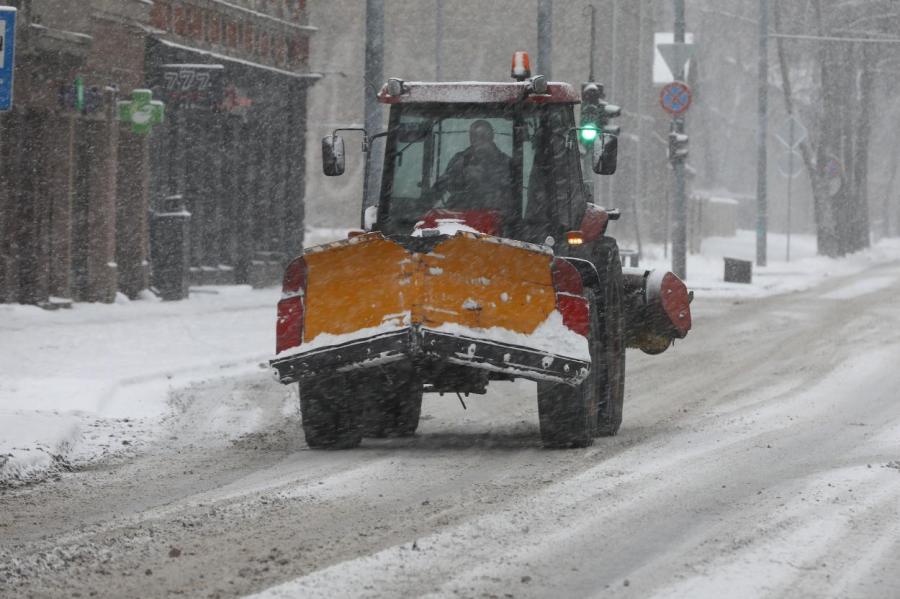 В Риге задействована вся снегоуборочная техника; автобусы могут опаздывать