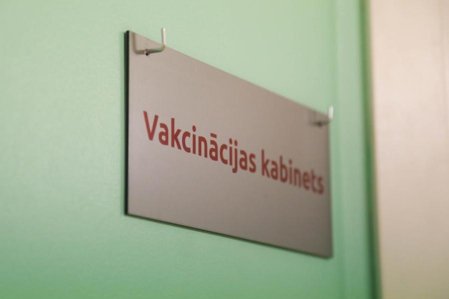 Эксперт: создание в Латвии очереди за вакциной — это советская привычка
