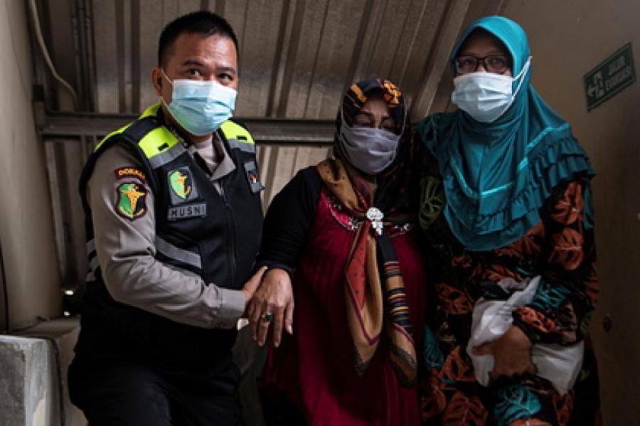 Землетрясение разрушило больницу в Индонезии