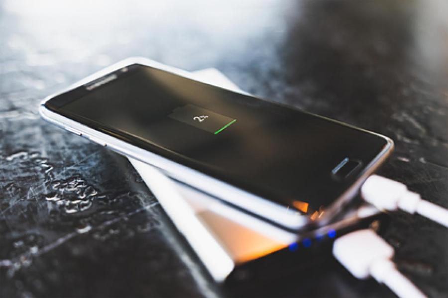 Samsung уберет зарядку из всех смартфонов