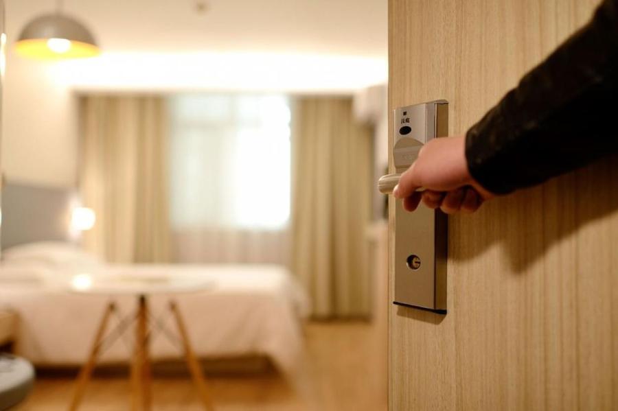 Число проведенных гостями ночей в гостиницах за 11 месяцев сократилось на 45,7%