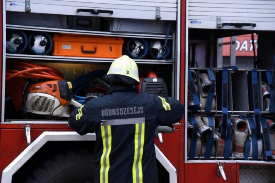 В результате пожара в Крустпилсском крае погиб один человек