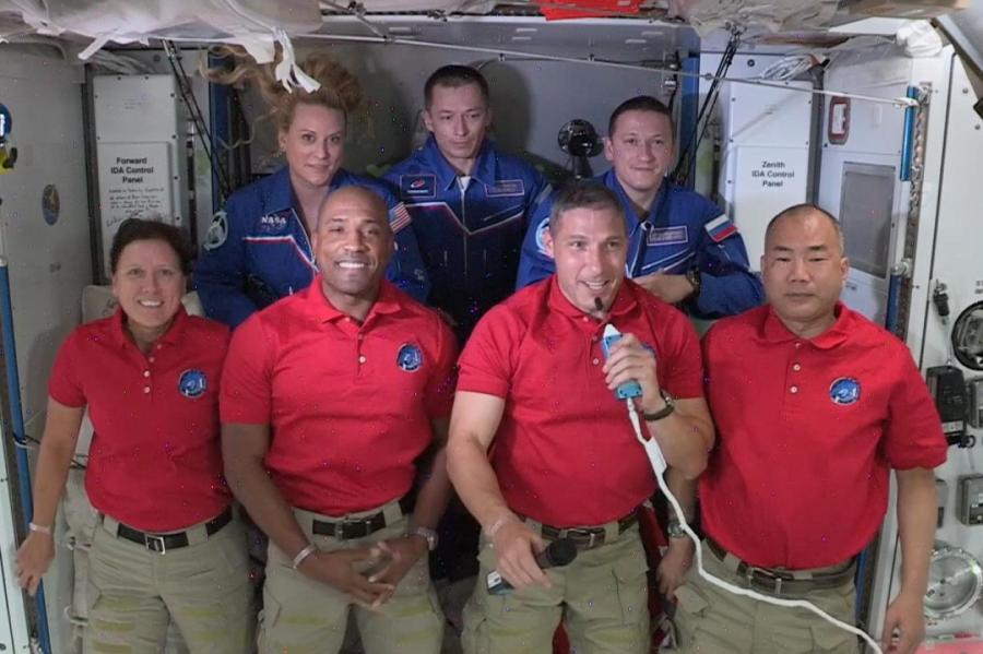 У российских космонавтов на МКС кончилась еда, их теперь кормят американцы