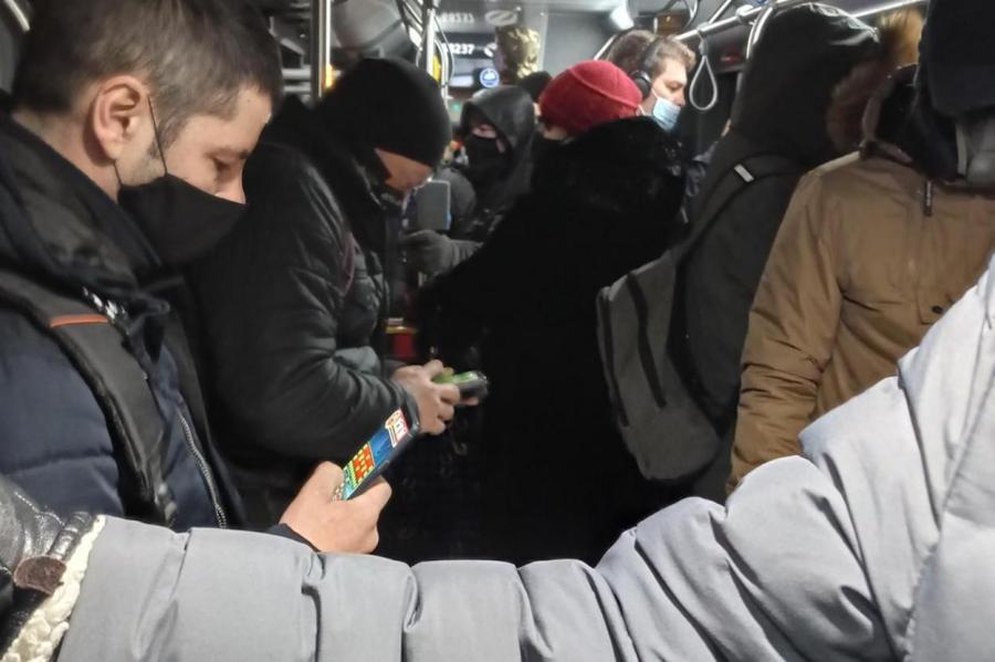 Ковидобус идёт по Риге: давка в общественном транспорте — это надолго?