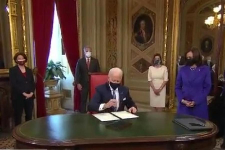 Байден подписал первые документы на посту президента