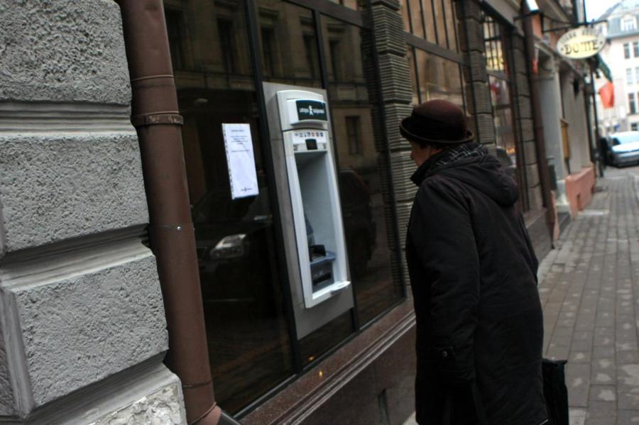 Латвийские банки пояснили, почему на улице все реже встречаются банкоматы