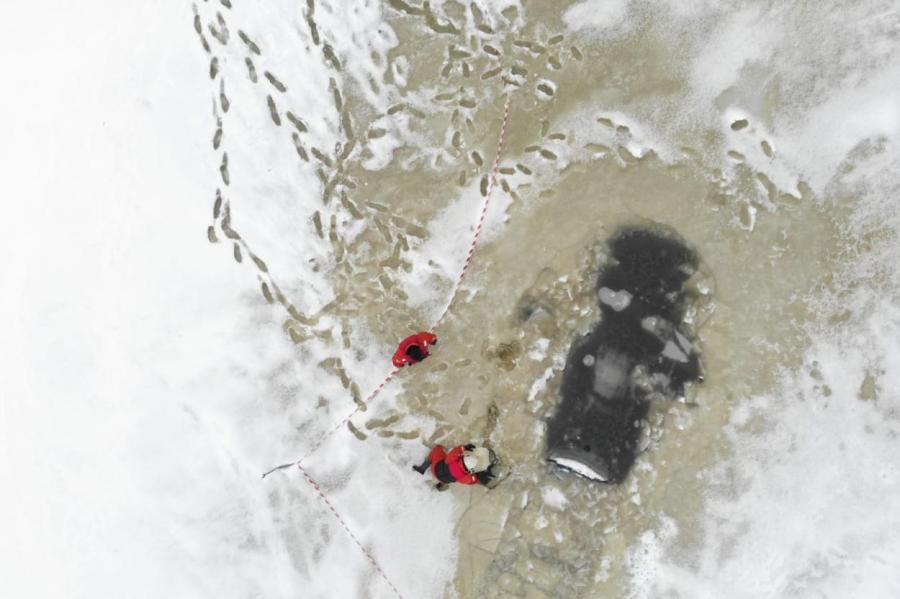 ЧП в Гаркалненском крае: сотрудники ГПСС “спасают” провалившуюся под лед машину