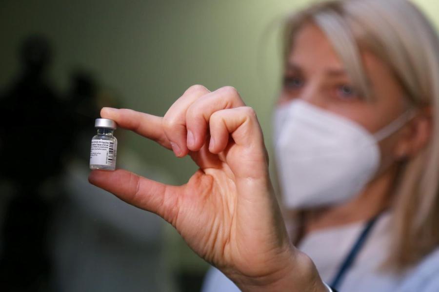 Госагентство лекарств: в используемой в Латвии вакцине нет чипов
