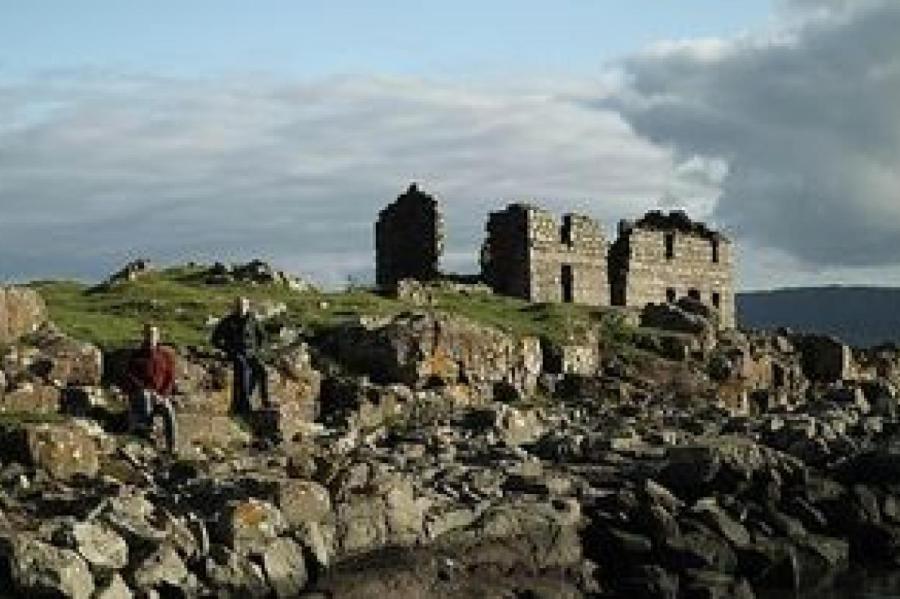Мужчина переехал на отдаленный остров, чтобы жить в 500-летнем доме