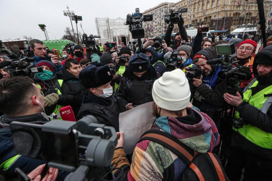 В Москве на незаконной акции начались потасовки с полицией