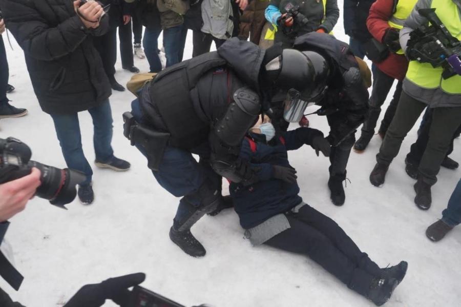 В Москве на акции протеста задержали более 1300 человек. В Петербурге свыше 500