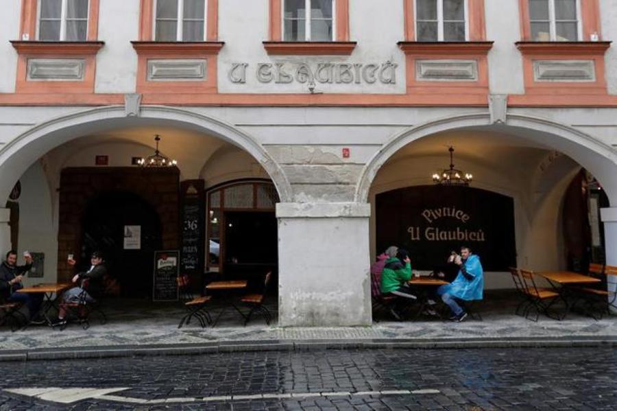 В Чехии в знак протеста против локдауна открылись бары и рестораны
